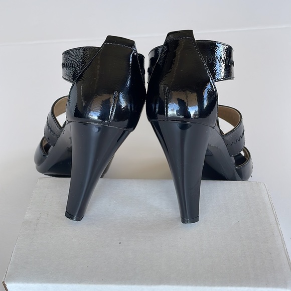 Michael Kors Berkley T Strap Crinkled Patent 6 M - Picture 14 of 15